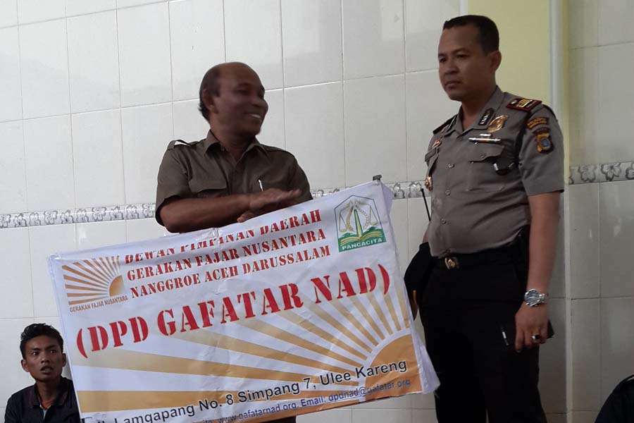 Kepala Kesbangpolinmas Nasir Zalba berikan arahan kepada anggota Gafatar Aceh di Lamgapang, Kecamatan Barona Jaya, Aceh Besar.